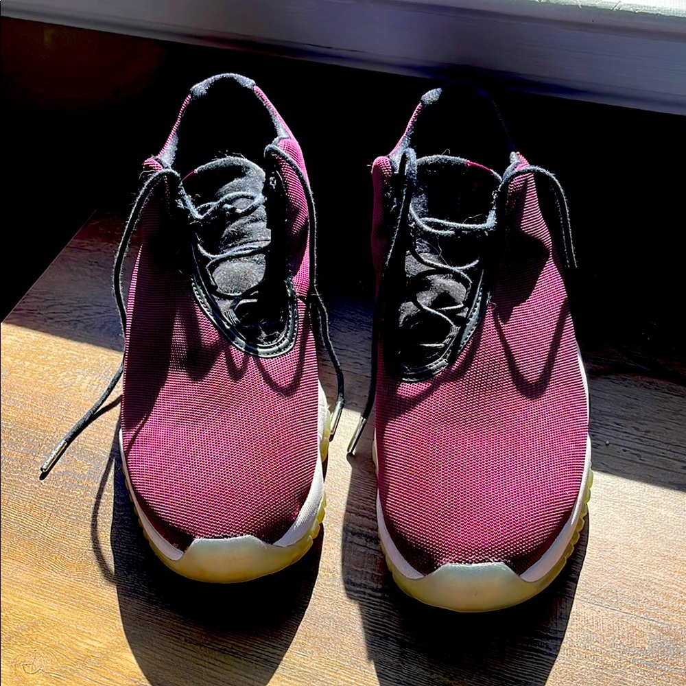 Men's Jordan Sneakers/Burgundy & black color/Like new/Size 11.5